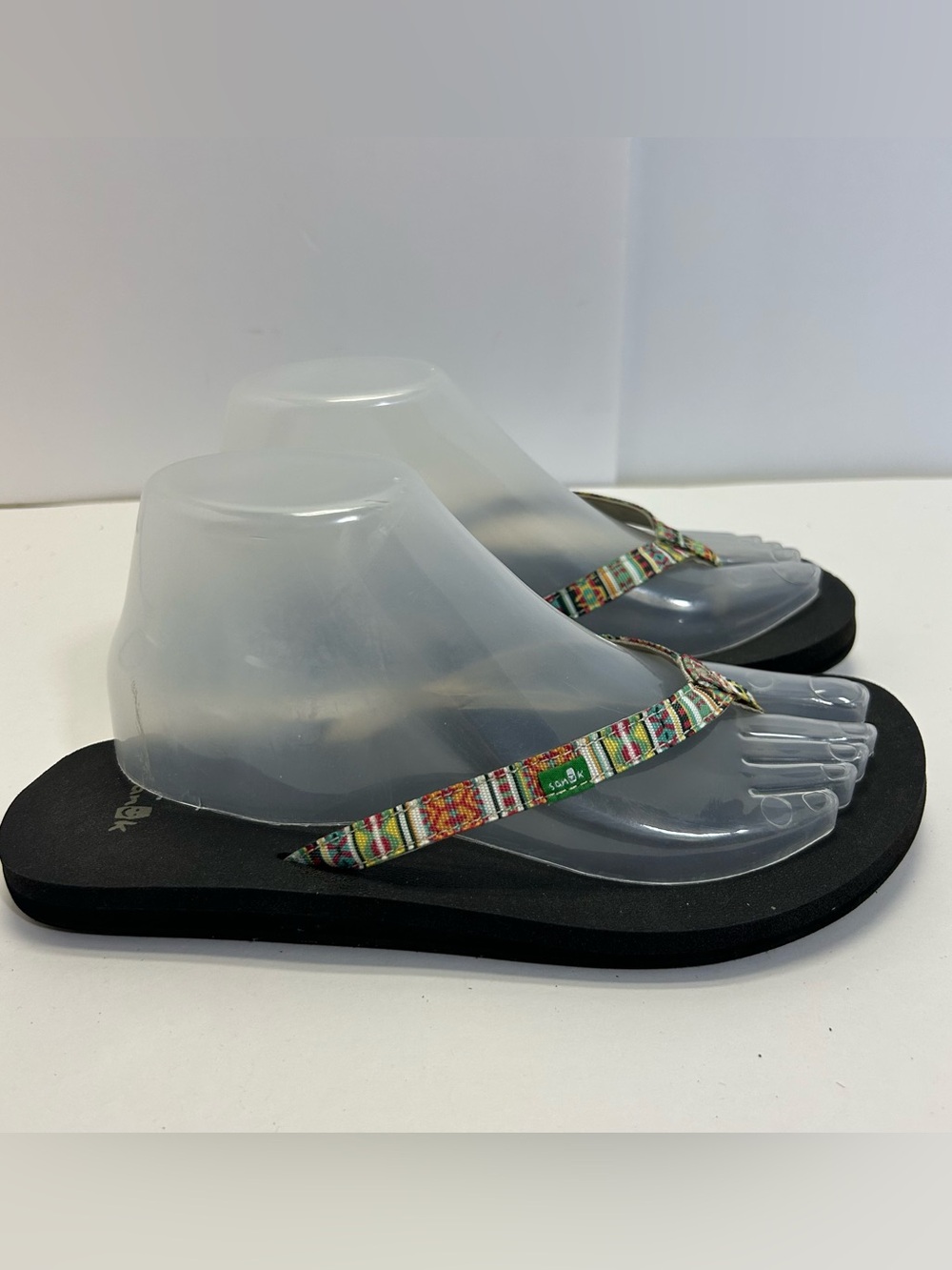 Sanuk Yoga Joy Funk Flip Flops with Multicolor Patterned Straps size 8